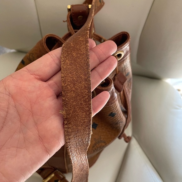 MCM bucket bag 🖤 - Picture 7 of 9